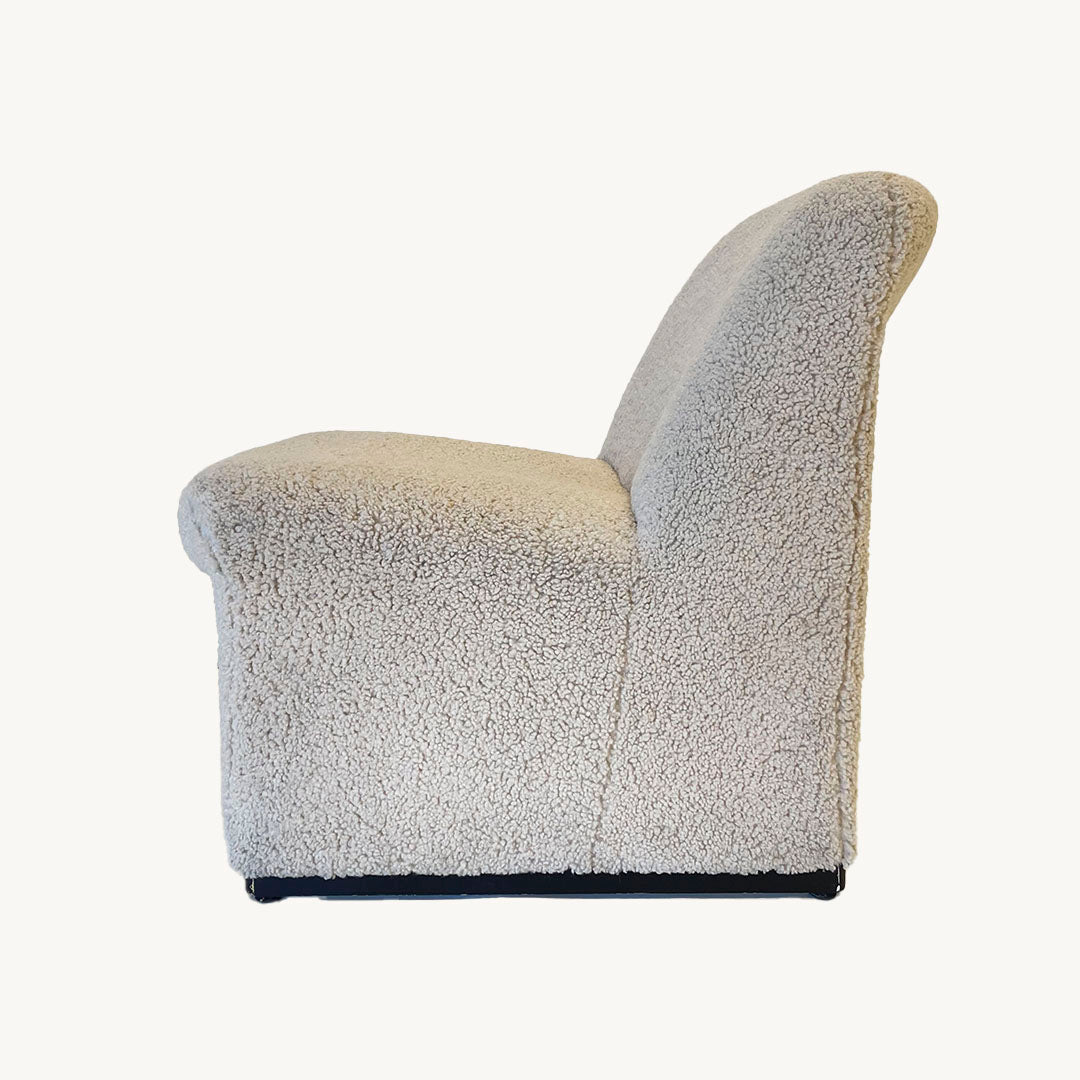 AR006JN / LOW WHITE UPHOLSTERED ARMCHAIR