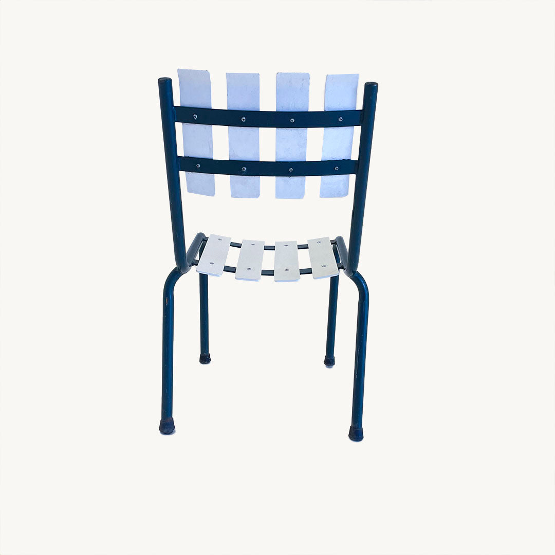 CH047JN / WHITE METAL CHAIR WITH BLUE ACCENTS