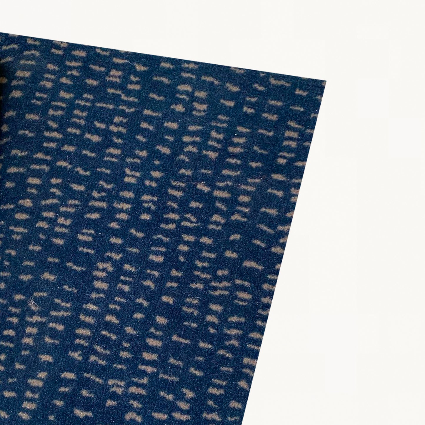 FL013 / NAVY SPOTTED CARPET