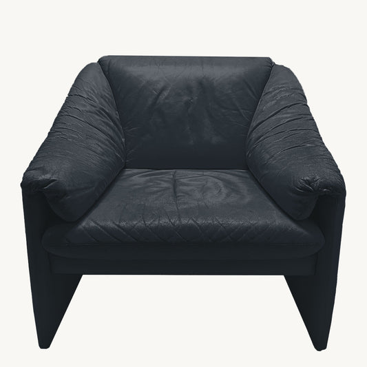 AR006PI / BLACK ARMCHAIR