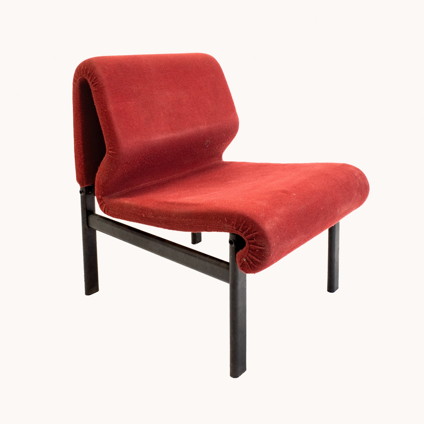 CH074JN / RED LOUNGE CHAIR