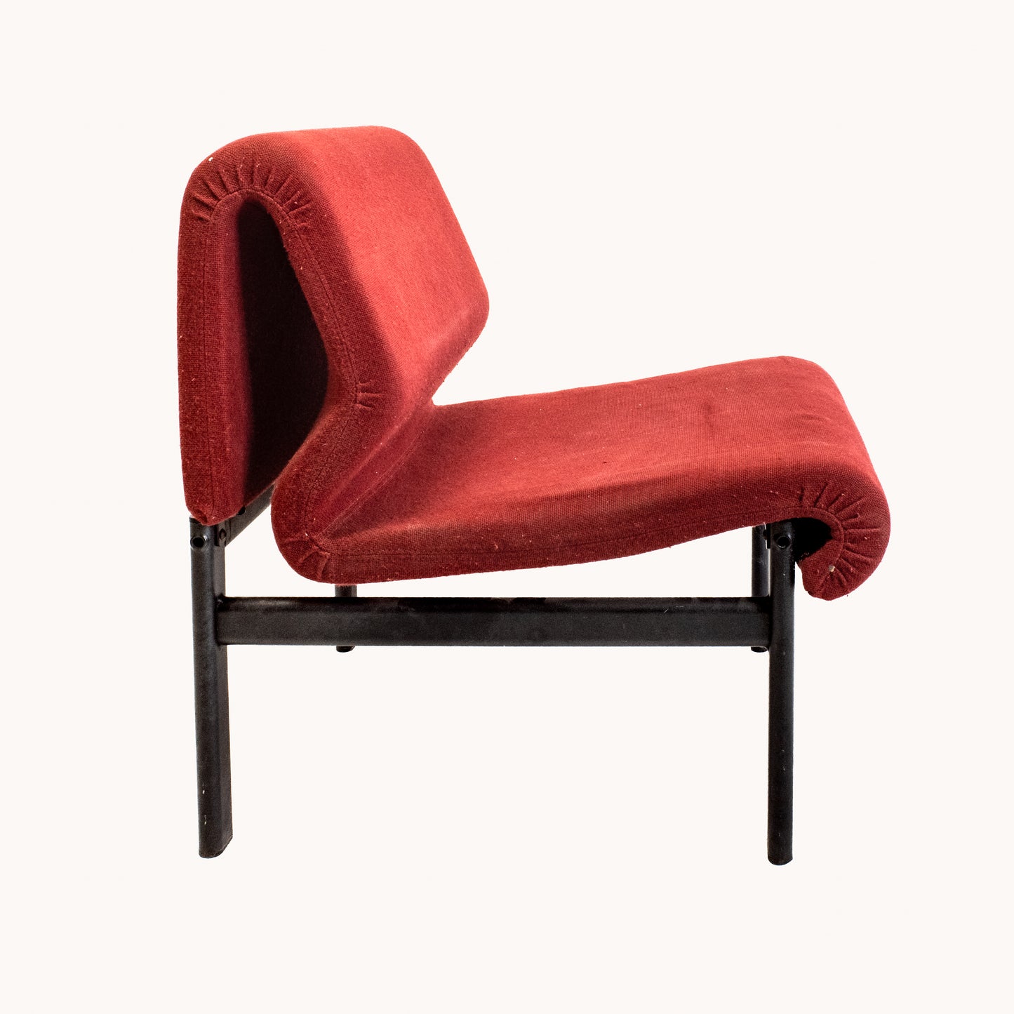 CH074JN / RED LOUNGE CHAIR