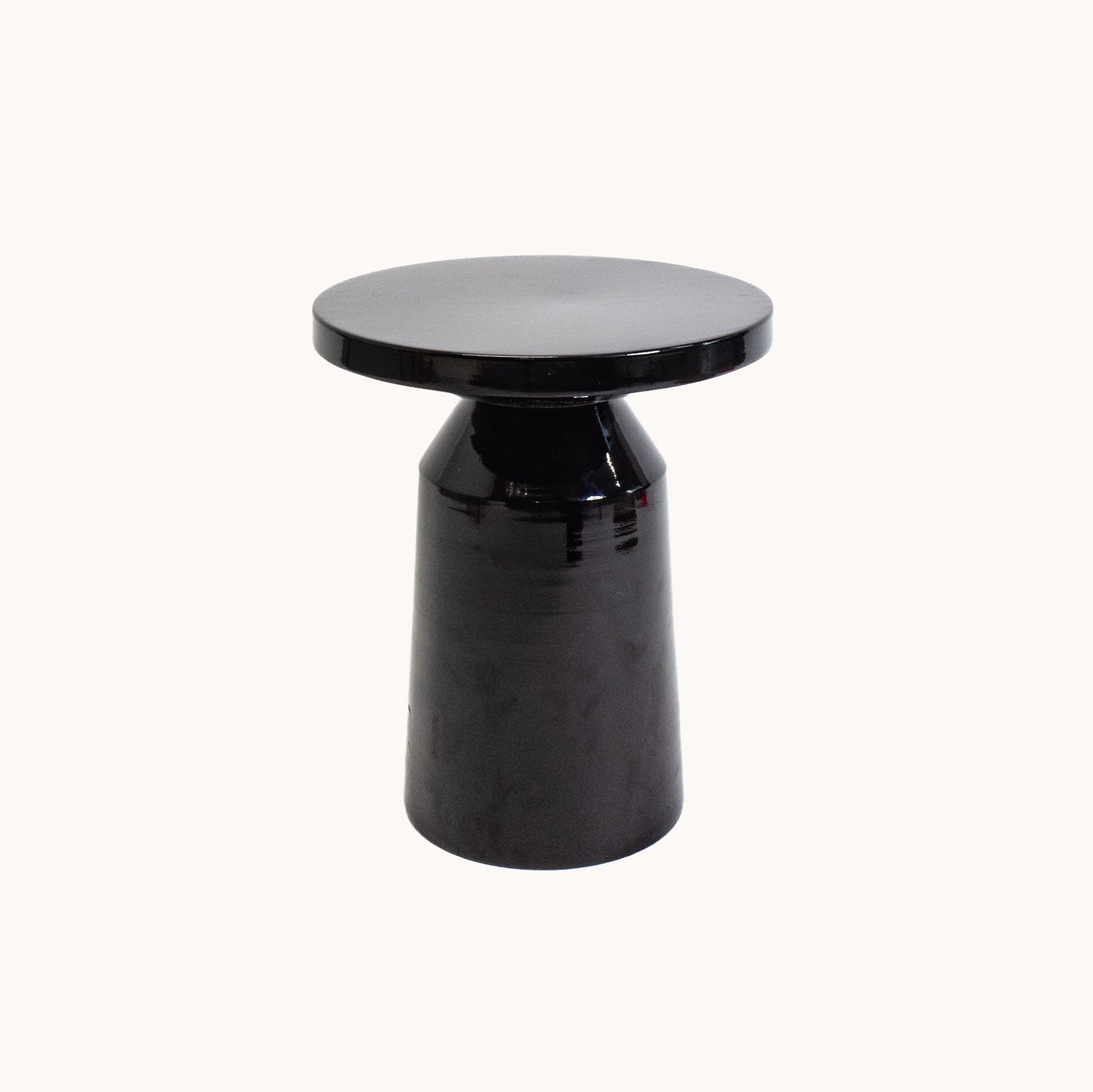 TA008JN / ROUND GLOSSY BLACK TABLE