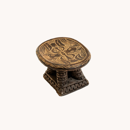 ST018JN / SCULPTURED WOODEN STOOL