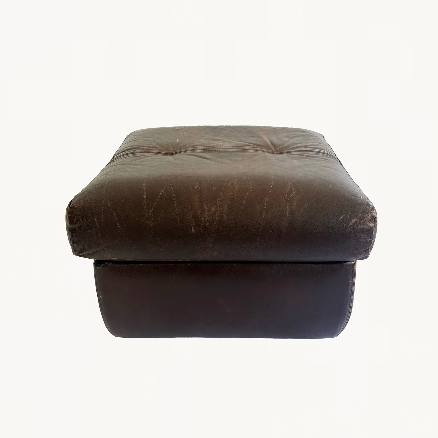 PO002 / LEATHER POUF