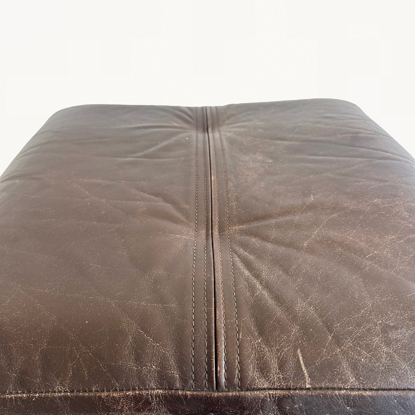 PO002 / LEATHER POUF