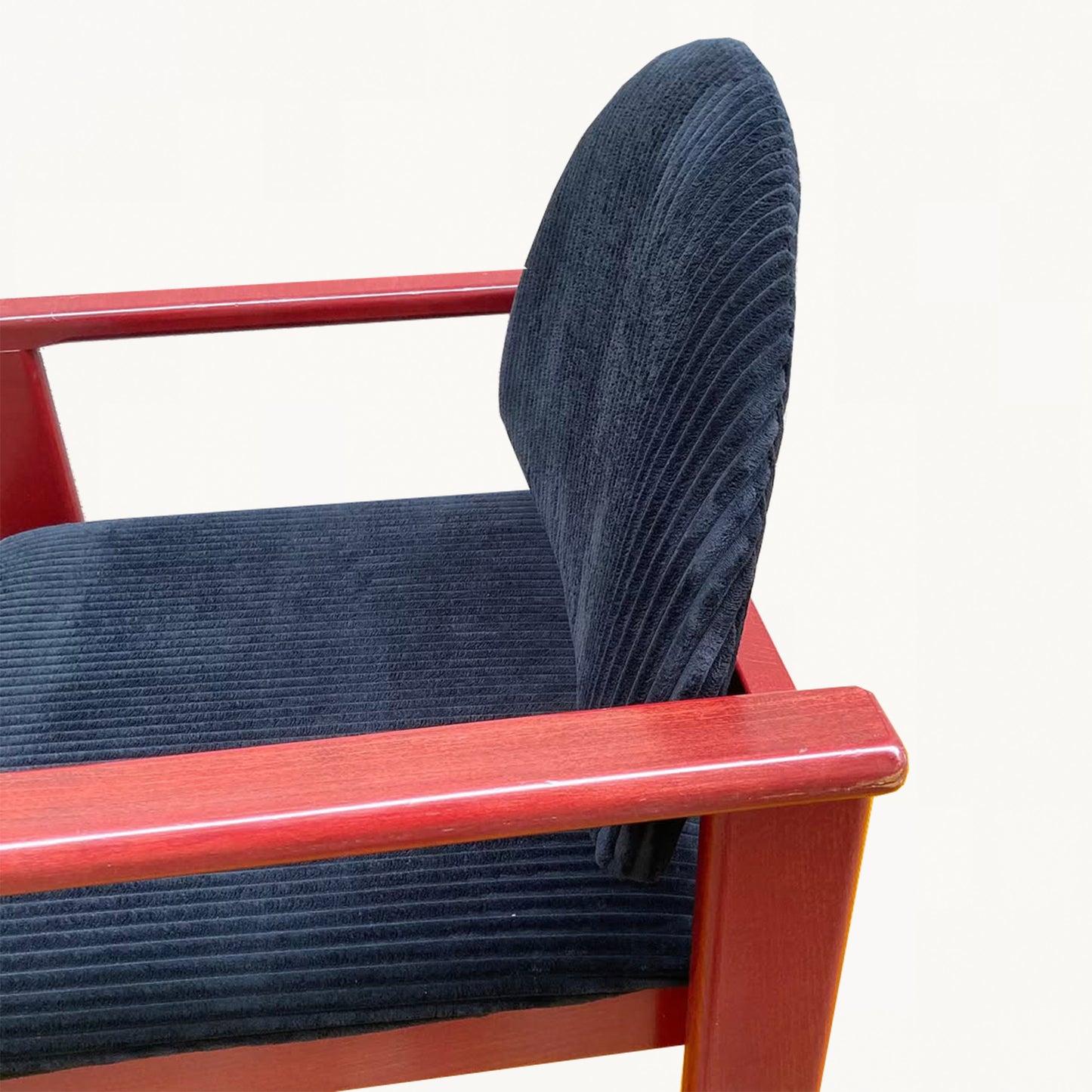 AR008 / RED NAVY CHAIR