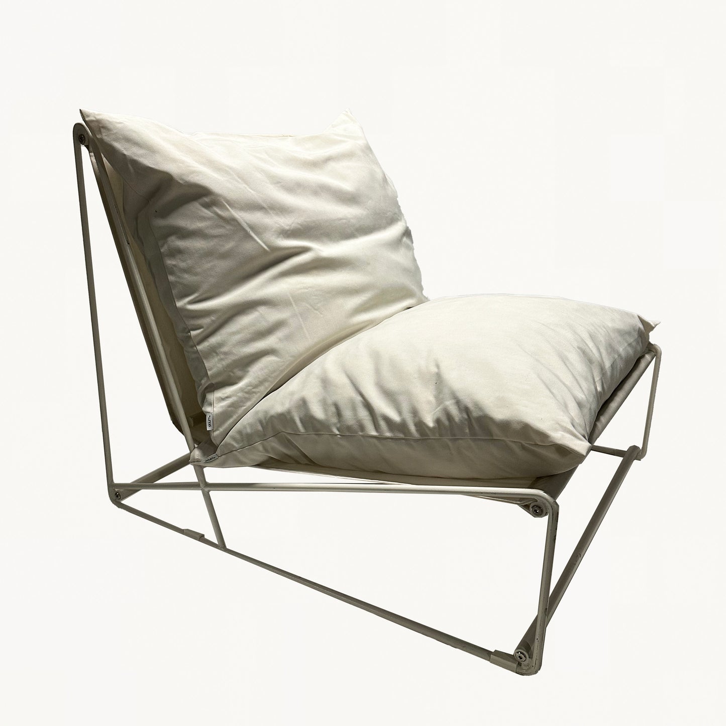 CH018 /  PILLOWED CHAIR